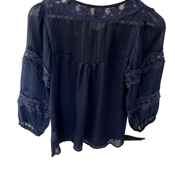 Cute Feminine Women’s Top - Picture 2 of 4